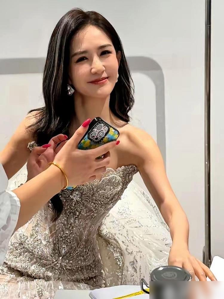 谢娜站在无锡奥体中心舞台上，居然敢让话筒空三秒。换以前，这三秒她能塞进去五个梗。这次她没抢话，没硬控