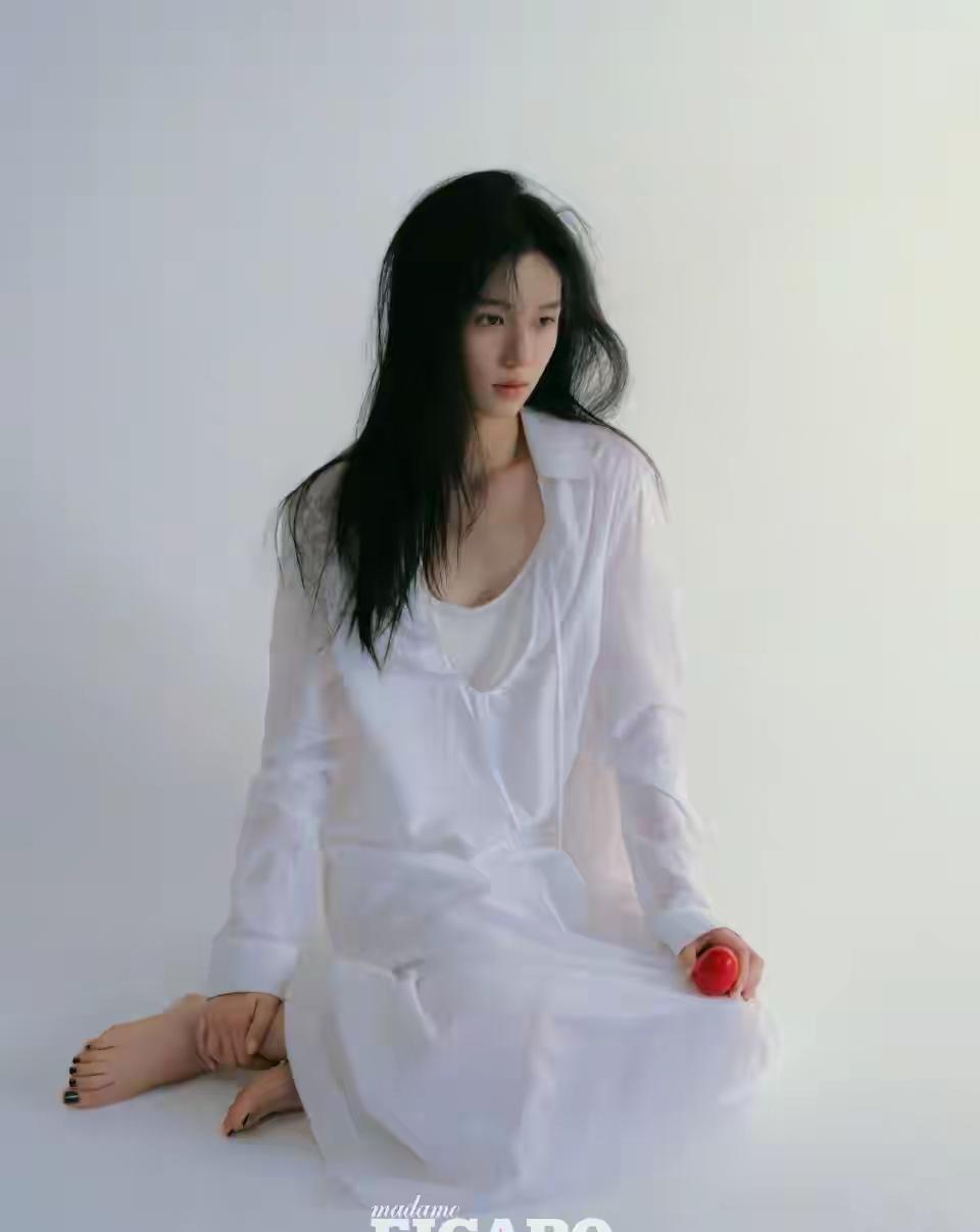 周也，新杂志封面图，这face，这jio，好好看[爱心]特别是第一张，太