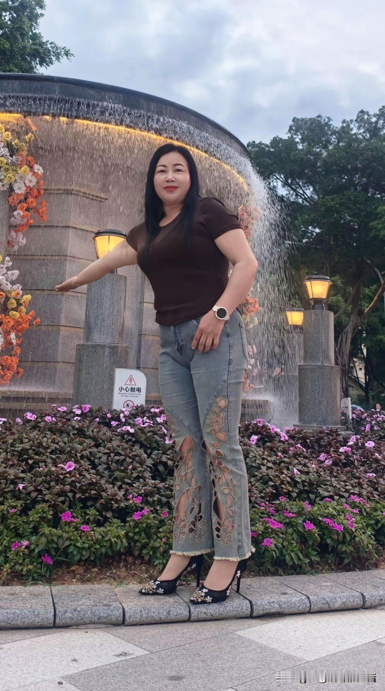 现在的有一些女人，不知说她啥好，这大姐买了条牛仔裤，穿在身上拍了张照片，发在网上