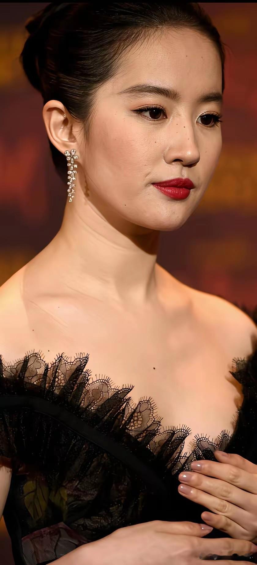 生图状态下，天仙也跌落凡尘，虽然五官依然精致，但脸上的纹纹路路斑斑点点都暴露