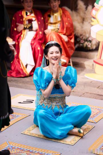 谢娜串烧舞台谢娜乘风之夜表演7个节目谢娜在乘风之夜带来长达7个节目的串烧表演，