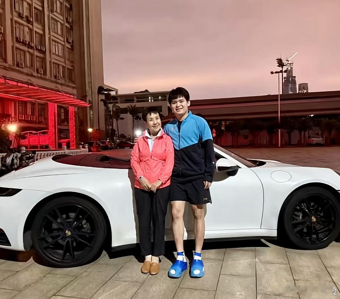 回到三亚的林诗栋，终于又看到了那个让他从小爱上乒乓球的人——启蒙教练关艳。十几年