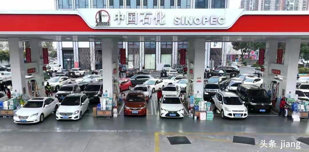 在中国的消费价格体系中，汽油一直是最容易引发公众情绪的商品之一。每当油价上调，社