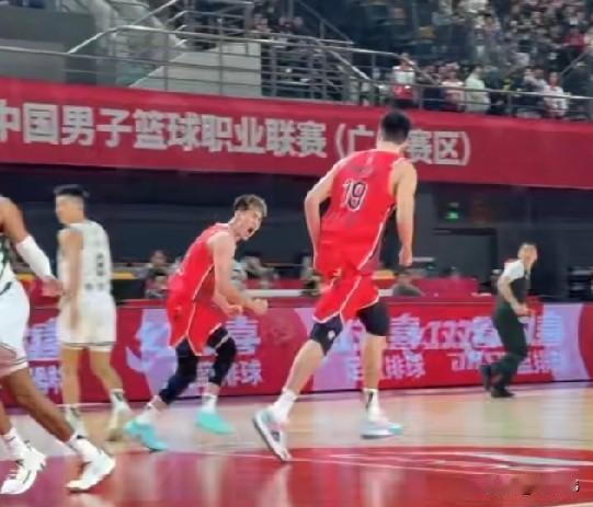 好伦哥！徐昕谈郭艾伦：“伦哥回来，对球队的帮助很大。”“我打得好的时候，