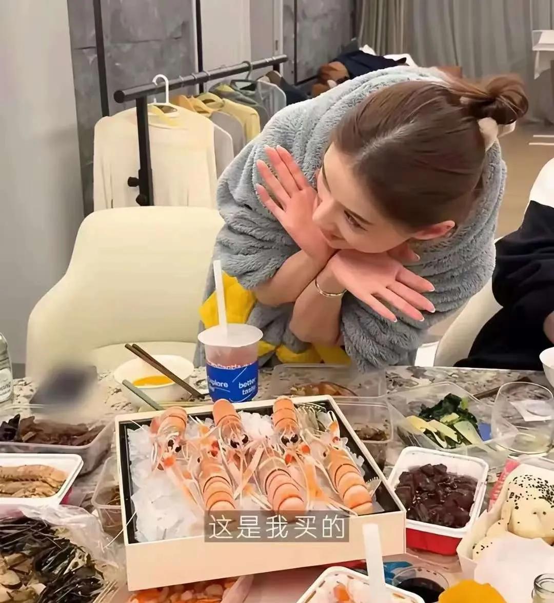 何超莲晒出订的外卖，普通人需要努力多长时间才能够吃上呢？何超莲是赌王何鸿燊三房的