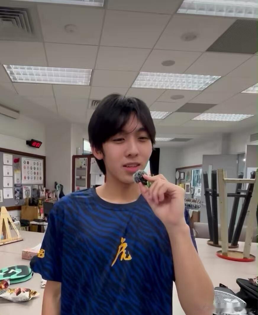 Kimi正脸曝光16岁Kimi正脸照林志颖儿子Kimi正脸曝光，图片来自Kim