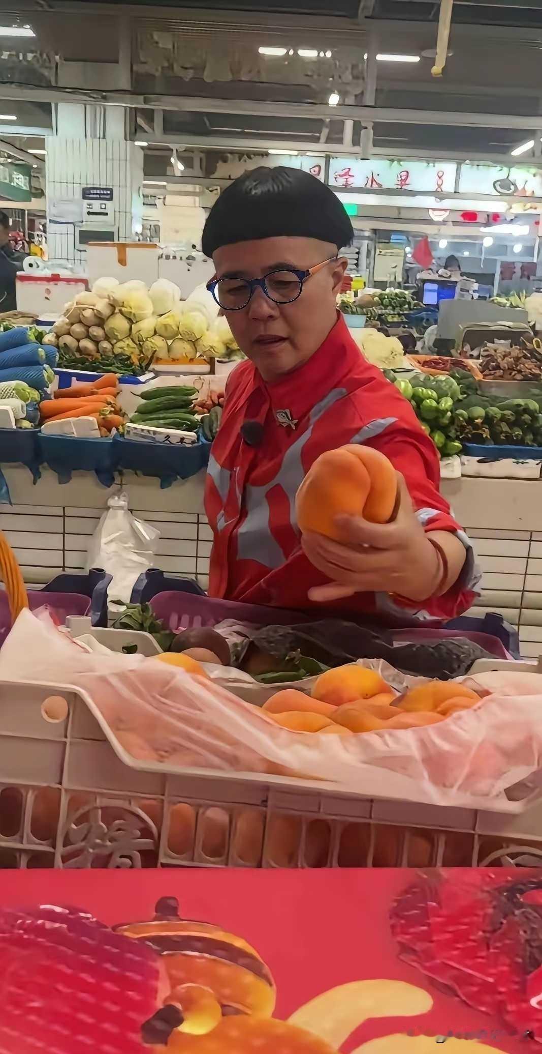 金龟子真的不尴尬，这锅盖头退休了还留着，这也许就是明星效应，如果她不留锅盖头就真