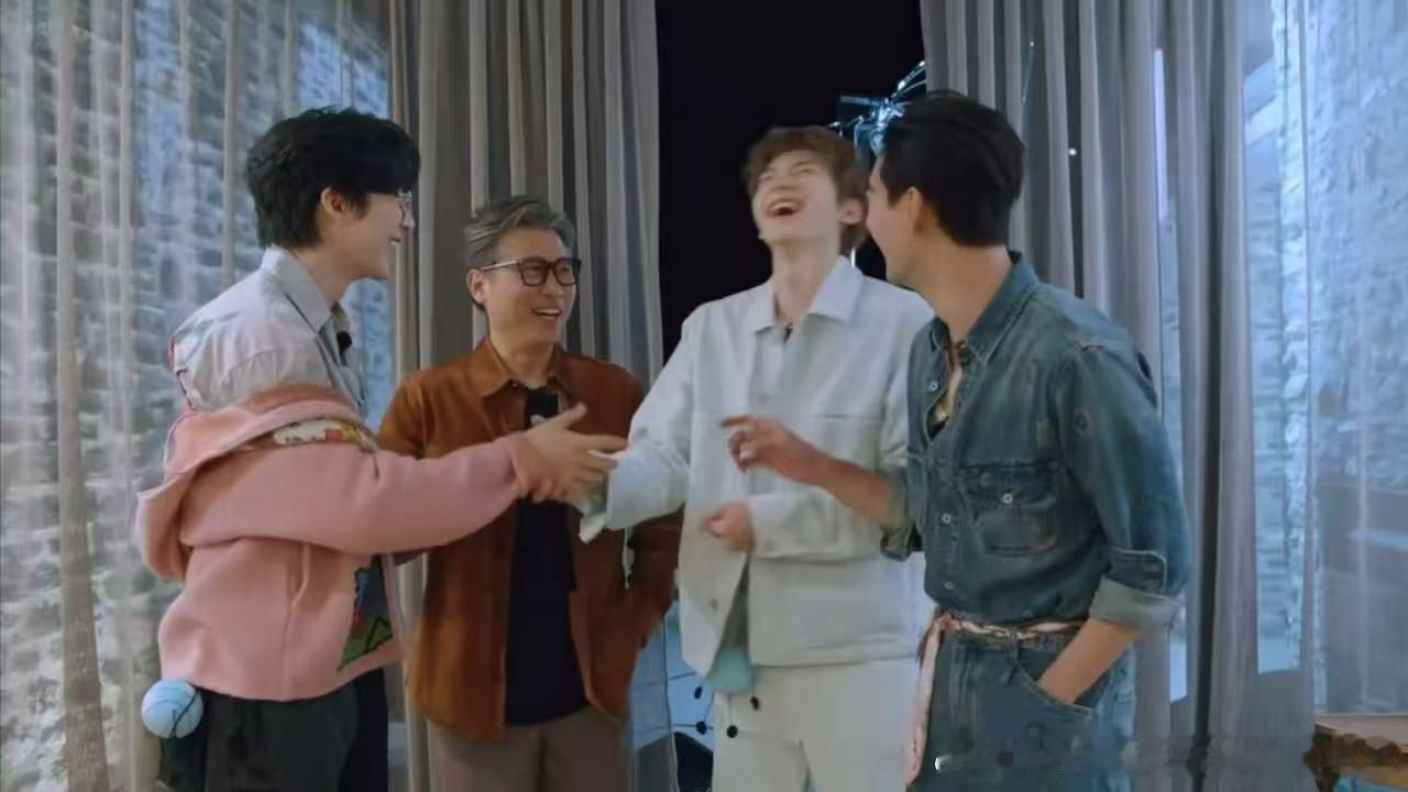 林一那句"我是你爸"配上握手动作，这俩男孩的快乐我真不懂但看着想笑。刘宇宁也不甘