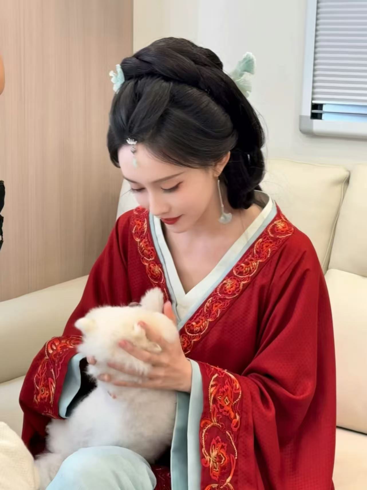 孟子义的狗胖了巧克力胖了孟子义的狗狗巧克力最近明显发福，圆滚滚的身材像个充了气