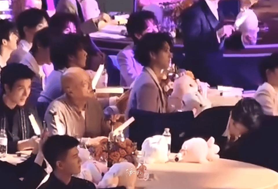看多了娱乐圈里的虚与委蛇，再看肖战，会发现有些人的教养是装不出来的。那是一种刻