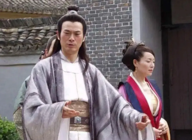 一天，房玄龄带小妾回家，被妻子一顿毒打。李世民知道后非常生气，便问罪房夫人，让她