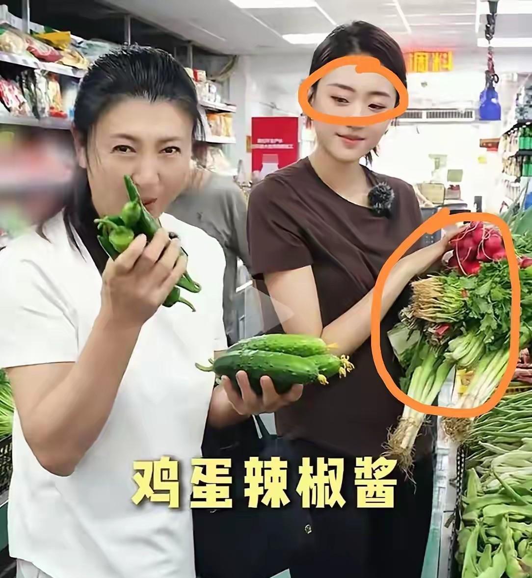 闫学晶菜市场买菜视频曝光，儿媳妇抱满菜，表情无奈。网友瞬间炸锅：这婆婆也太强势
