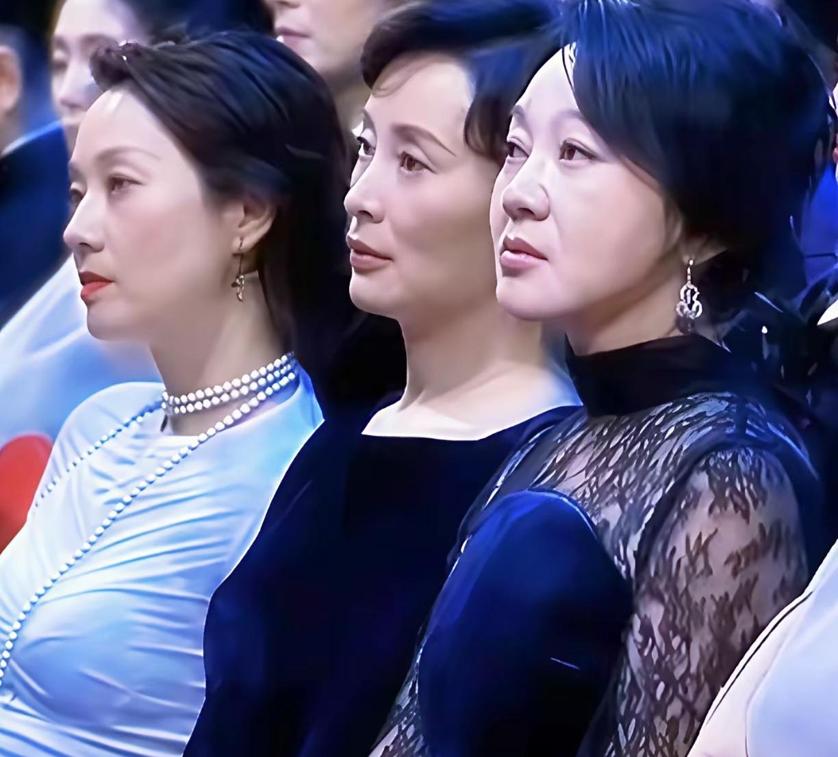 三个演员里，我只认出了宋佳和闫妮。左边真没看出来她是哪位？宋佳演技照妖镜