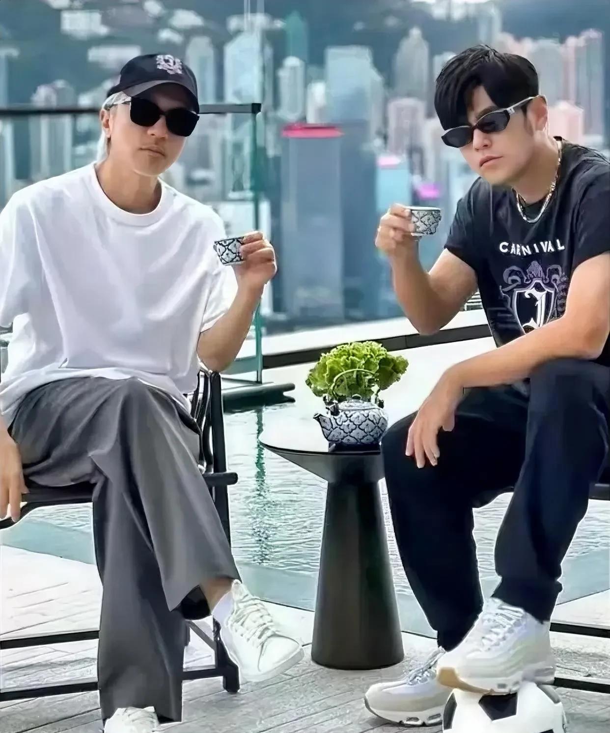 周星驰和周杰伦或将首度合作近日，周杰伦在个人社交平台晒出与周星驰的合照。照片中