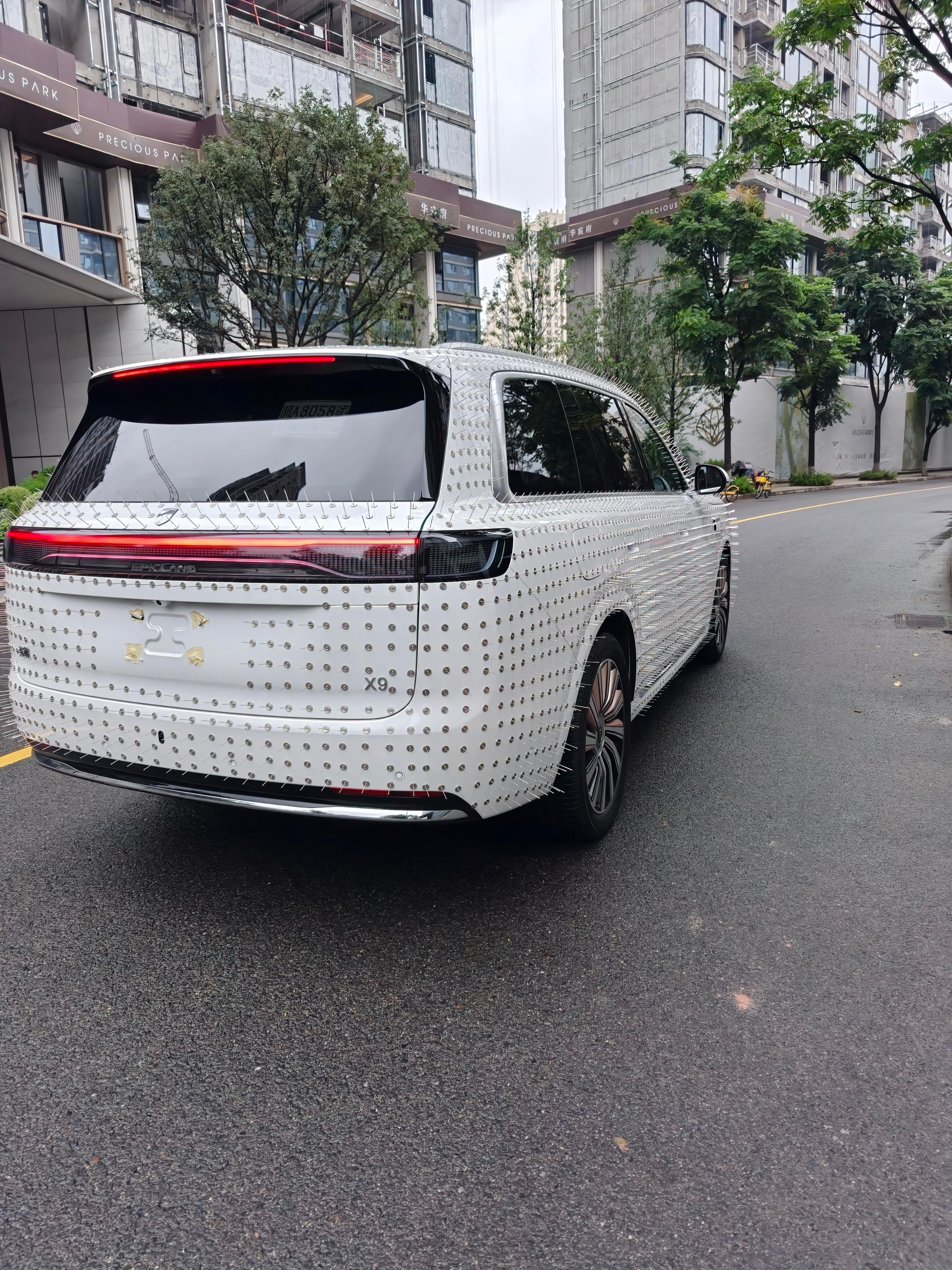 车上粘满钉子是为了干啥，防止小猫上车休息么​​​