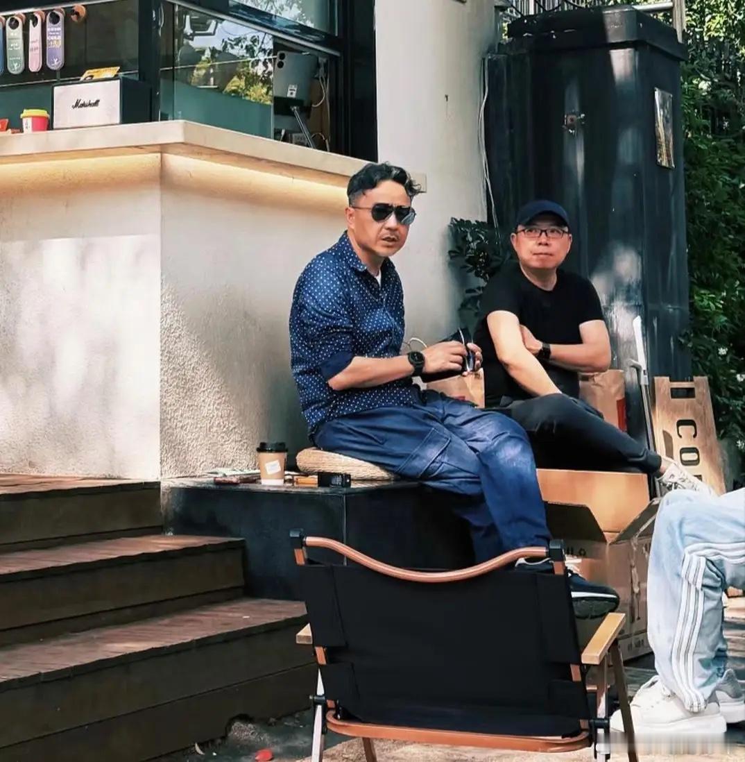 52岁汪涵现身长沙一间咖啡店外面被偶遇，他打扮时尚有型，他看起来面容苍老了好多，