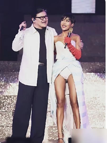吉克隽逸被骂翻了，评论区一堆人嫌她那条裙子开到了腰。换别人早删帖换衣服了，说不定还得发个声明说以后注