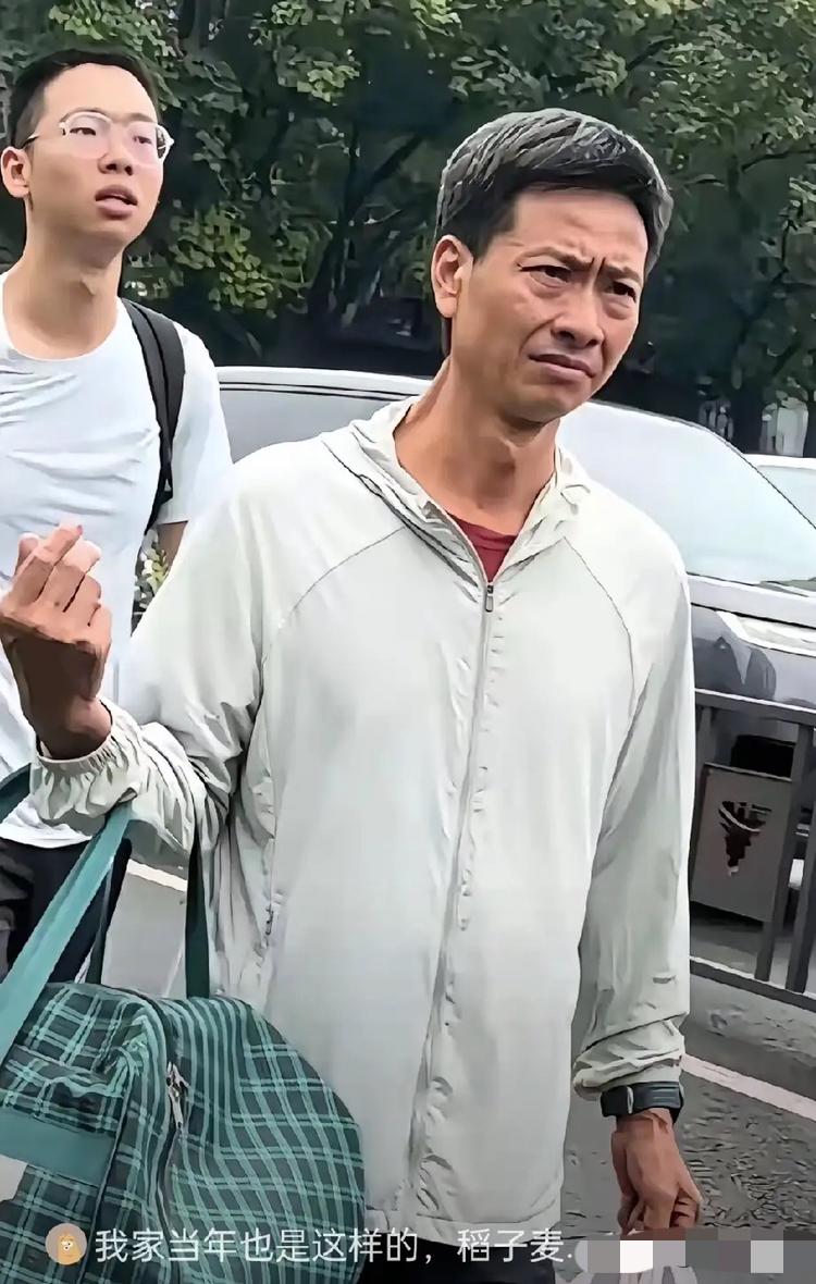 浙大迎新的画面里，一位父亲的身影戳中了无数人的内心。旁人家长拎着精致行李箱，热热