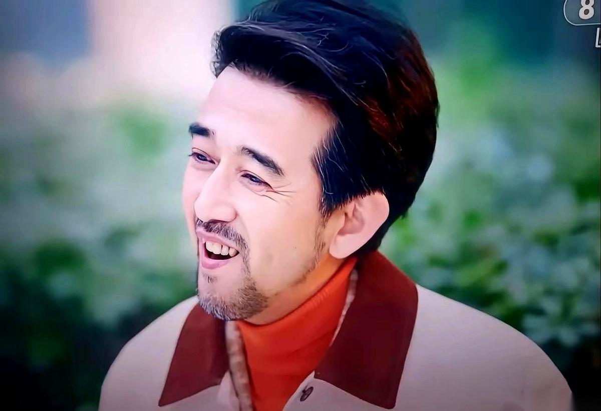 一个年轻姑娘，搬进了一个有钱大叔的大房子里。说是当什么私人助理，结果人家大叔直