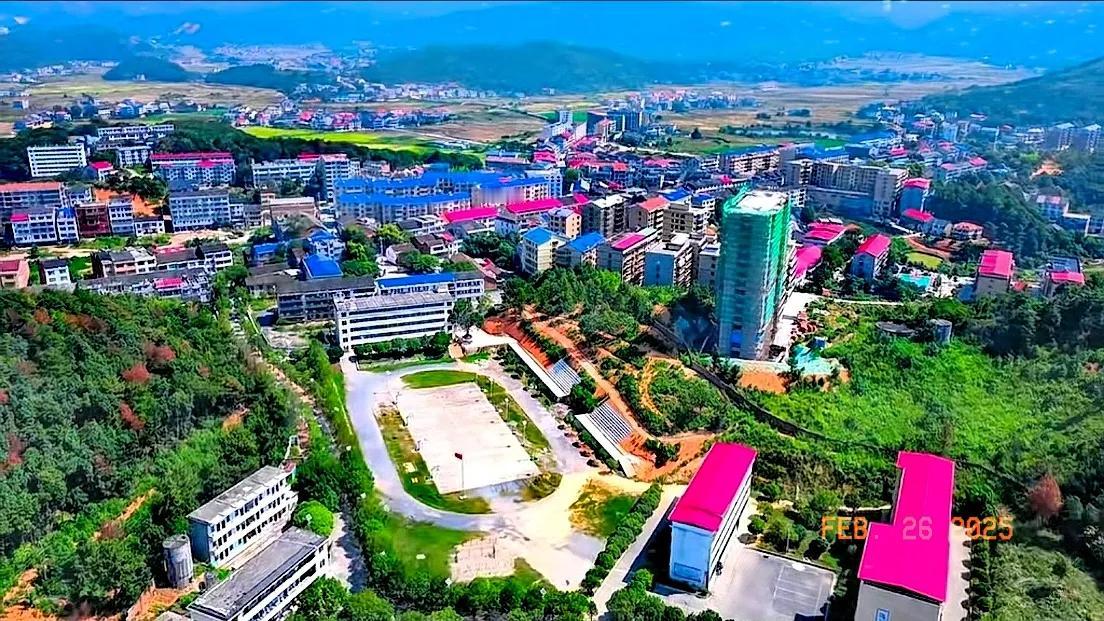 衡阳的这个镇真的是太好了，周围都是农村，这就叫乡镇一体化。有没有谁知道这是衡阳的