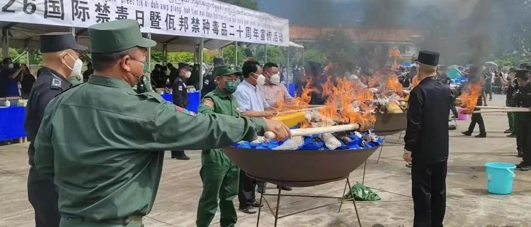 佤邦在辖区内烧毁了大量毒品和冰毒！佤邦每年都会举行烧毒品的表演大会。但是每一年，