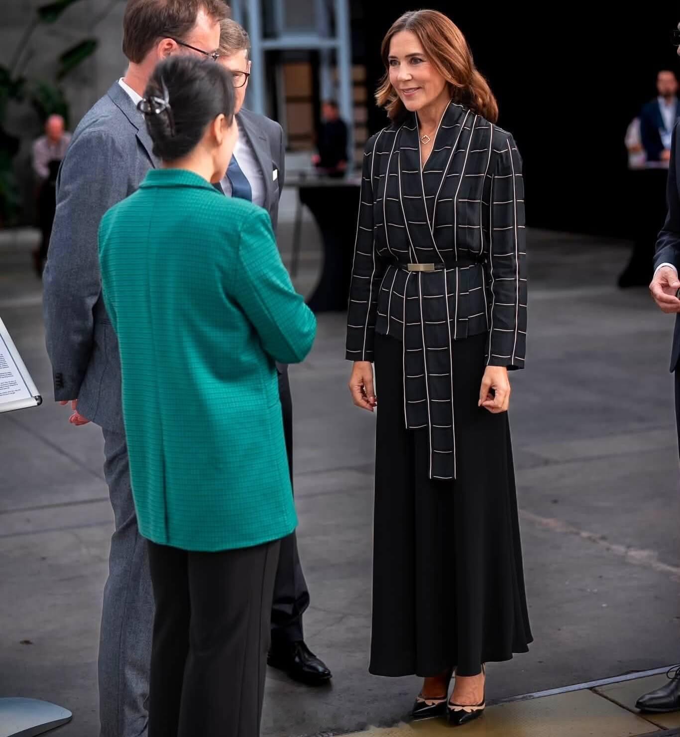 9.2丹麦王后玛丽出席颁奖礼，格子上衣来自Lanvin​​​