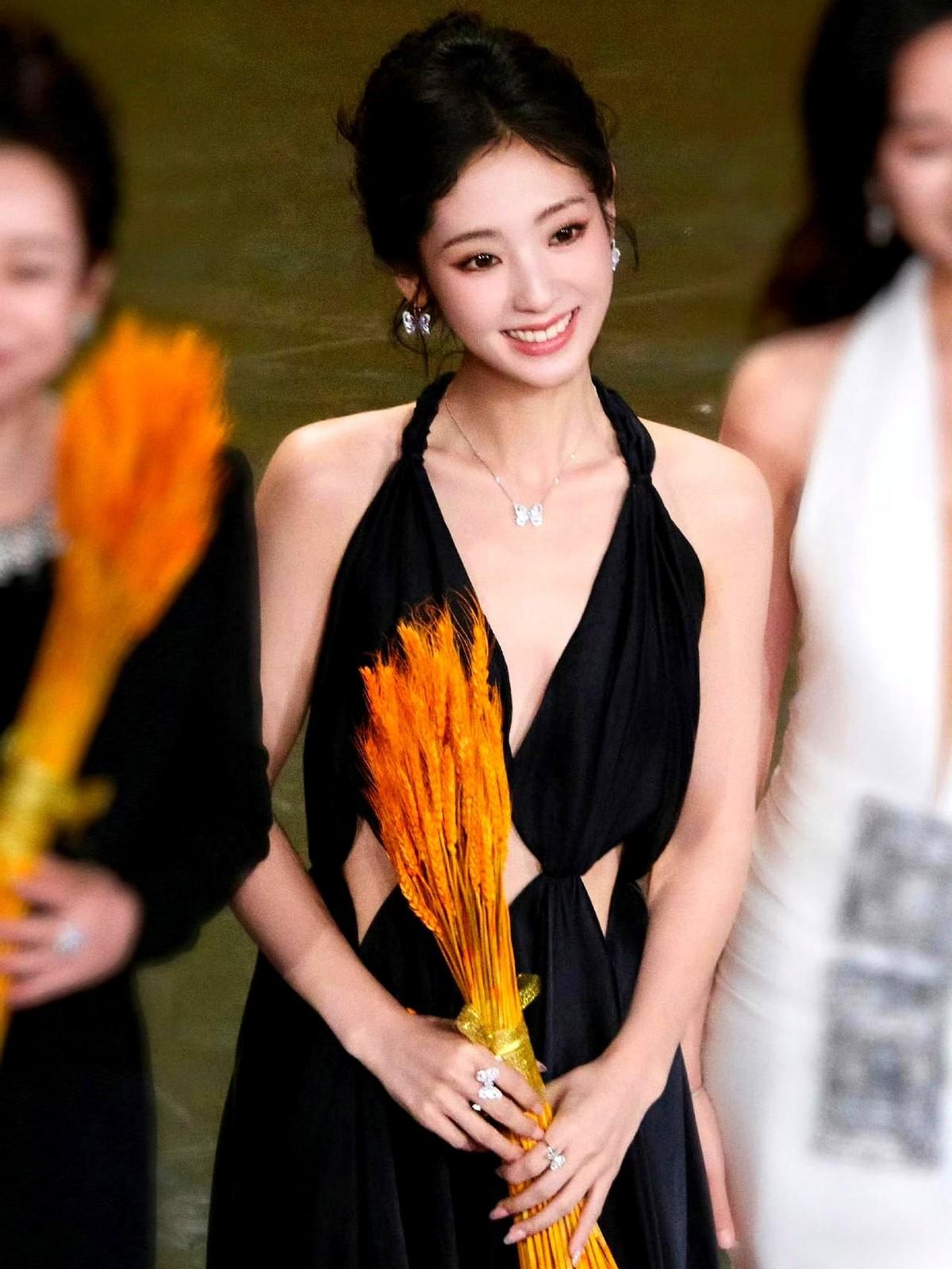 真的，就冲邢菲那句“俺要像俺爹和俺嫂子一样把日子过出花来”，这姑娘就活该她火。