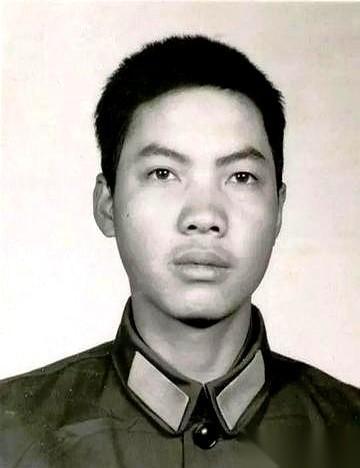 1984年云南老山前线，当时排长李海欣带队伍巡逻时遇到三个穿新军装的人。这三人没