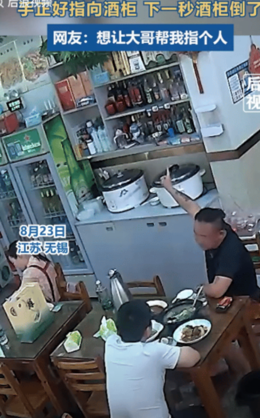 “万万没想到！”江苏，一男子和朋友在餐馆吃饭，正聊得起劲，男子下意识的往旁边的酒