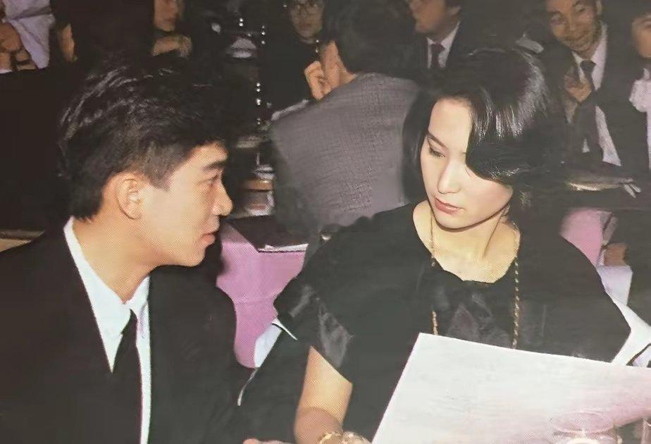 当年，何超琼对许晋亨应该是真爱吧毕竟听说陪嫁都好几个亿了何超琼看他的眼神也好温柔