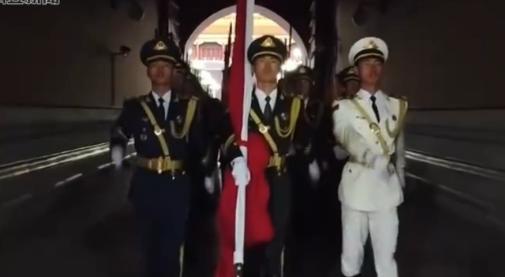 2024年没人预料到，之前被誉为“最美升旗手”的退伍军人张自轩，竟然在回到地方仅