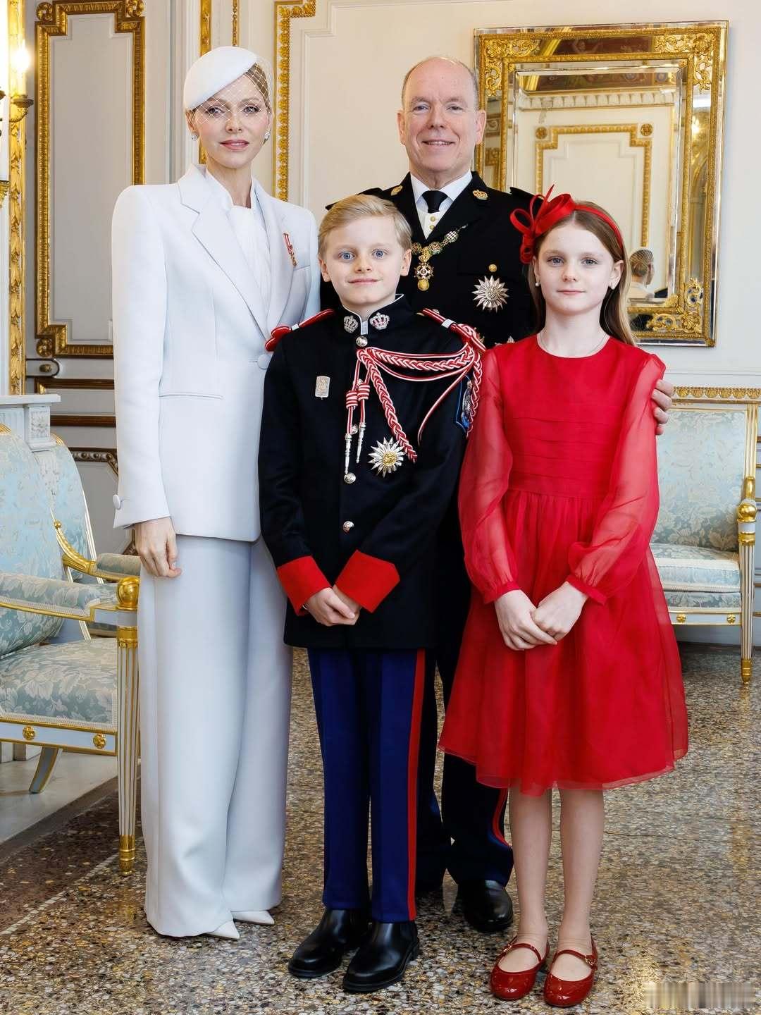 🇲🇨11月19日，摩纳哥王室公布雅克王储和加布里拉公主新的官方照，庆祝国庆节