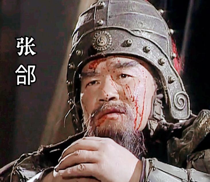 诸葛亮退兵了，张郃欲前往追击，司马懿不许，害怕有埋伏。帐内的青铜灯映着案上的