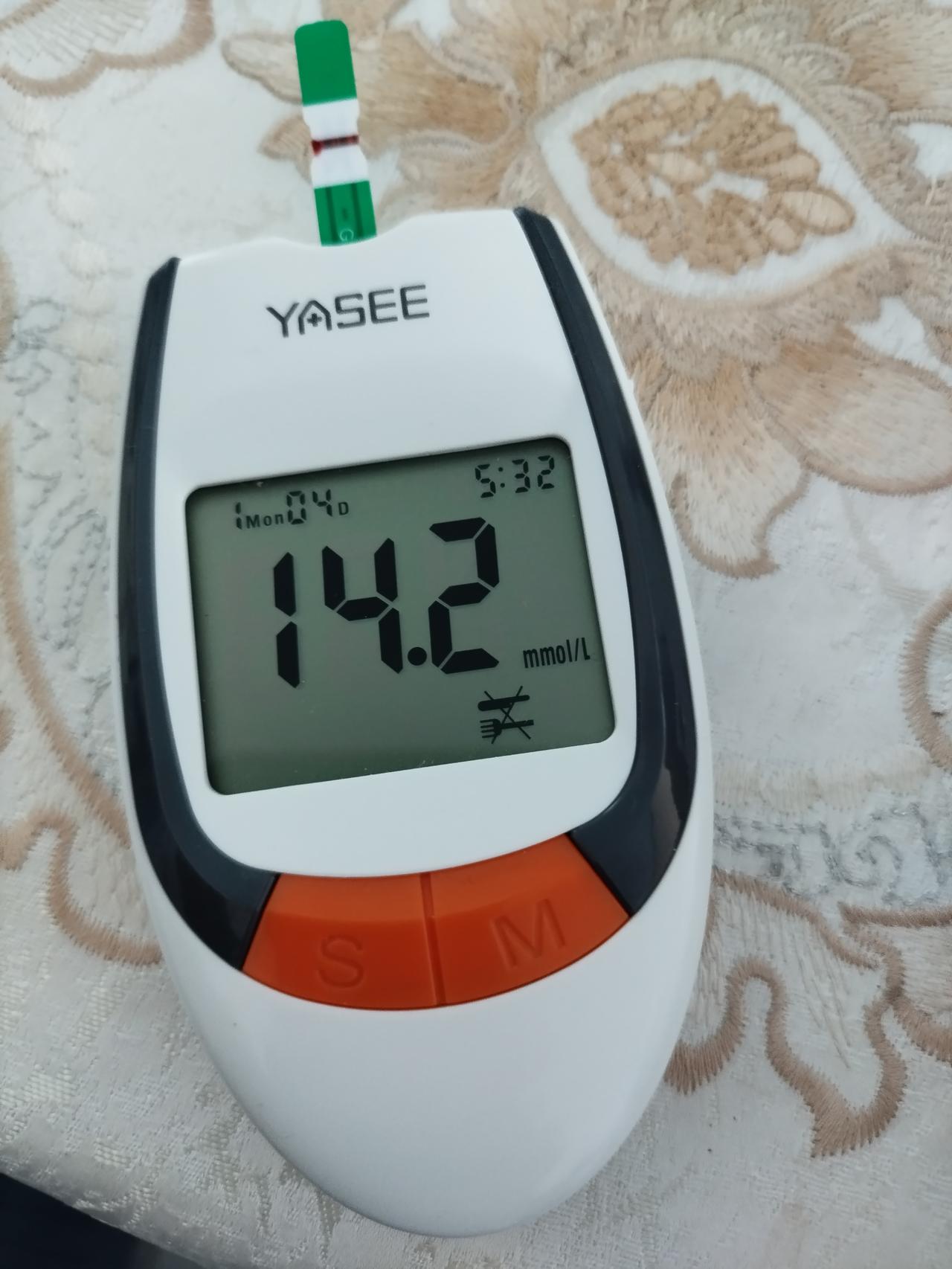 今天测血糖吓着我了。今天早餐前测空腹血糖7.6。早餐吃一个馒头，重量13