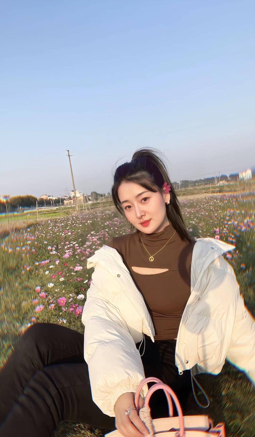 花间人影动，春日意意浓。