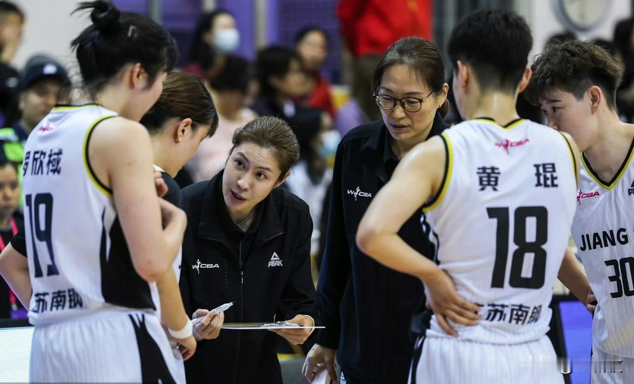 拥有双外援作战的江苏女篮大意失荆州，竟然败给了实力不如己的山东女篮！本来以为江