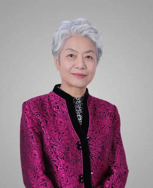 李玫瑾说：“与人聊天，少说自己的孩子。如果孩子表现不好，通过你的嘴说出去了，孩子