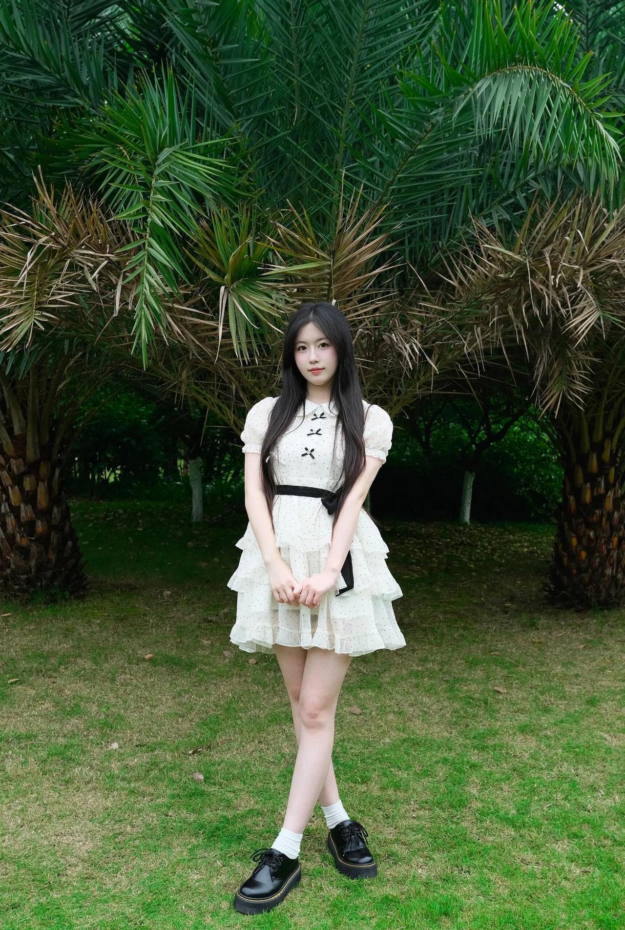 绿树阴中人影立