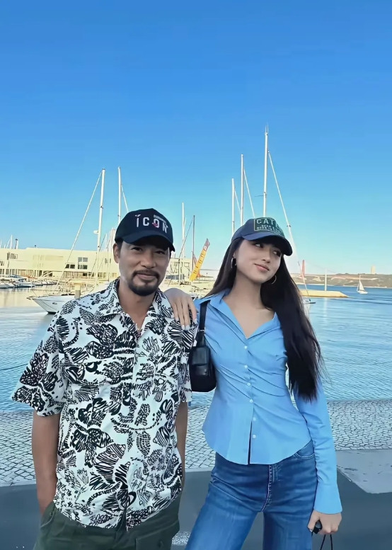 任达华越看越有型，如果不是旁边女儿衬托，我还以为是小鲜肉！都说女孩小时候漂亮长