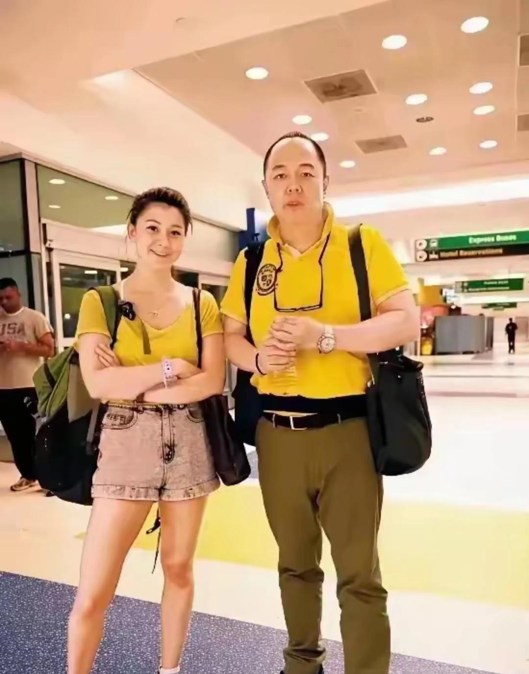 张铁林携混血女儿张月亮亮相，网友：这才是真格格！近日，68岁的“皇阿玛”张铁林