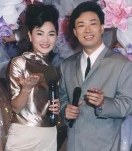 当年费玉清的姐姐费贞绫因为经商失败而削发为尼，费玉清每个月给她10万元，她却还说