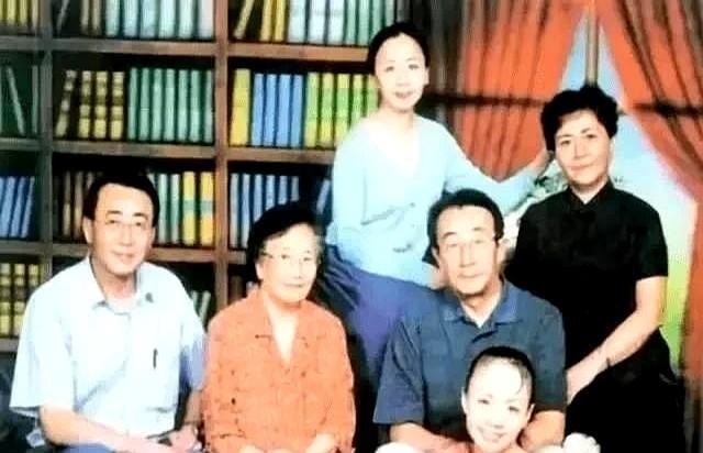 这是巴图的姥爷，也就是宋丹丹的父亲宋汎，宋汎原名宋明东，曾在北京文联工作，并兼职