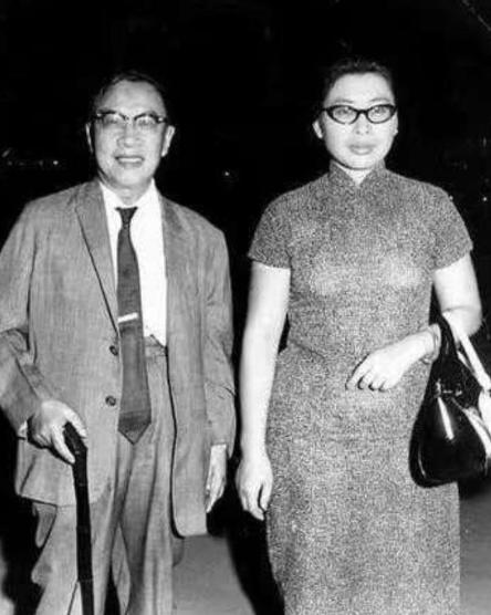 1956年，国学大师钱穆，61岁时三婚迎娶胡美琦，他盯着如花似玉的娇妻，突然间想