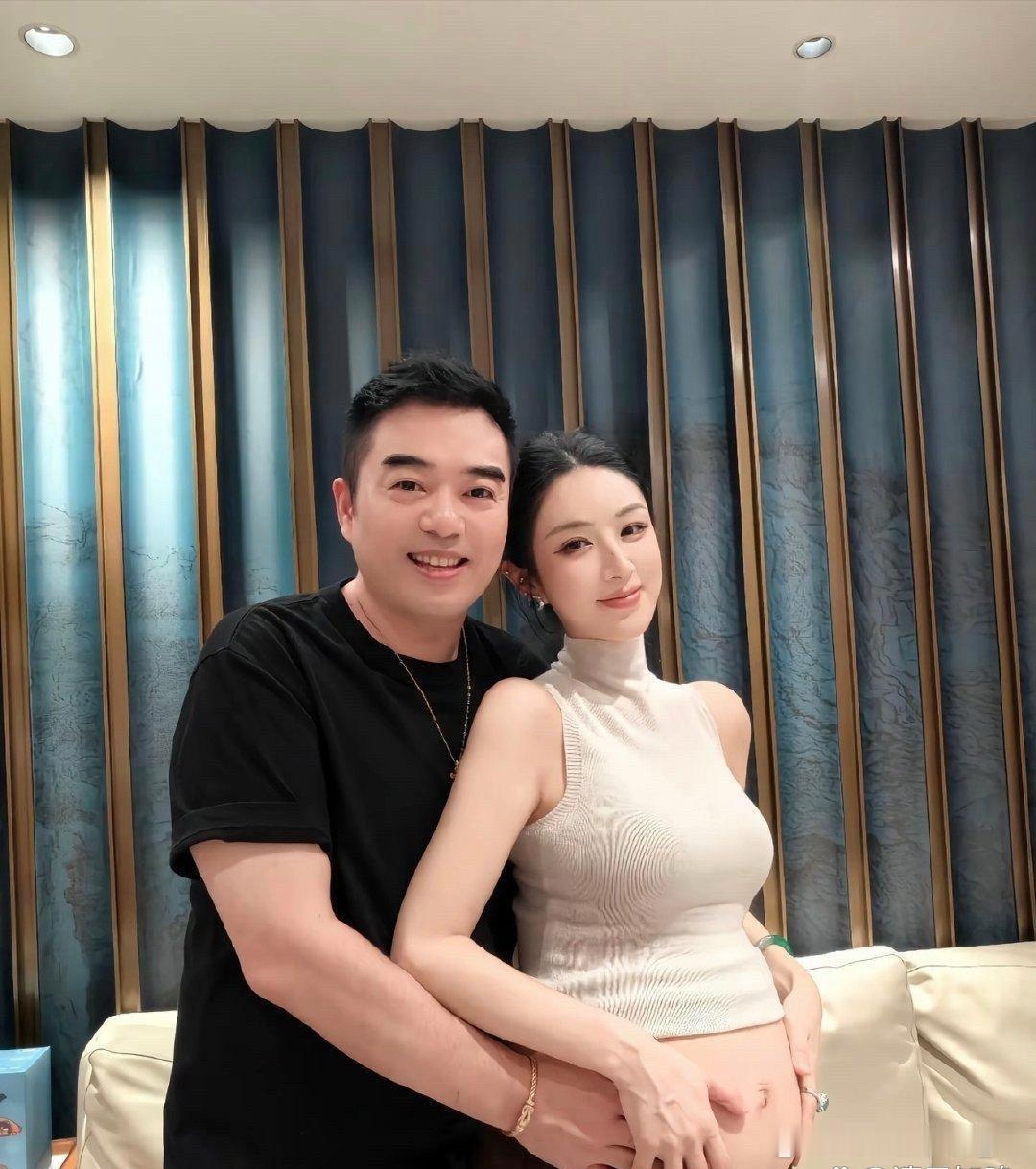 41岁薇娅晒二胎孕肚照，董海锋从身后温柔环抱，氛围感满是恩爱。临近生产她状态绝佳