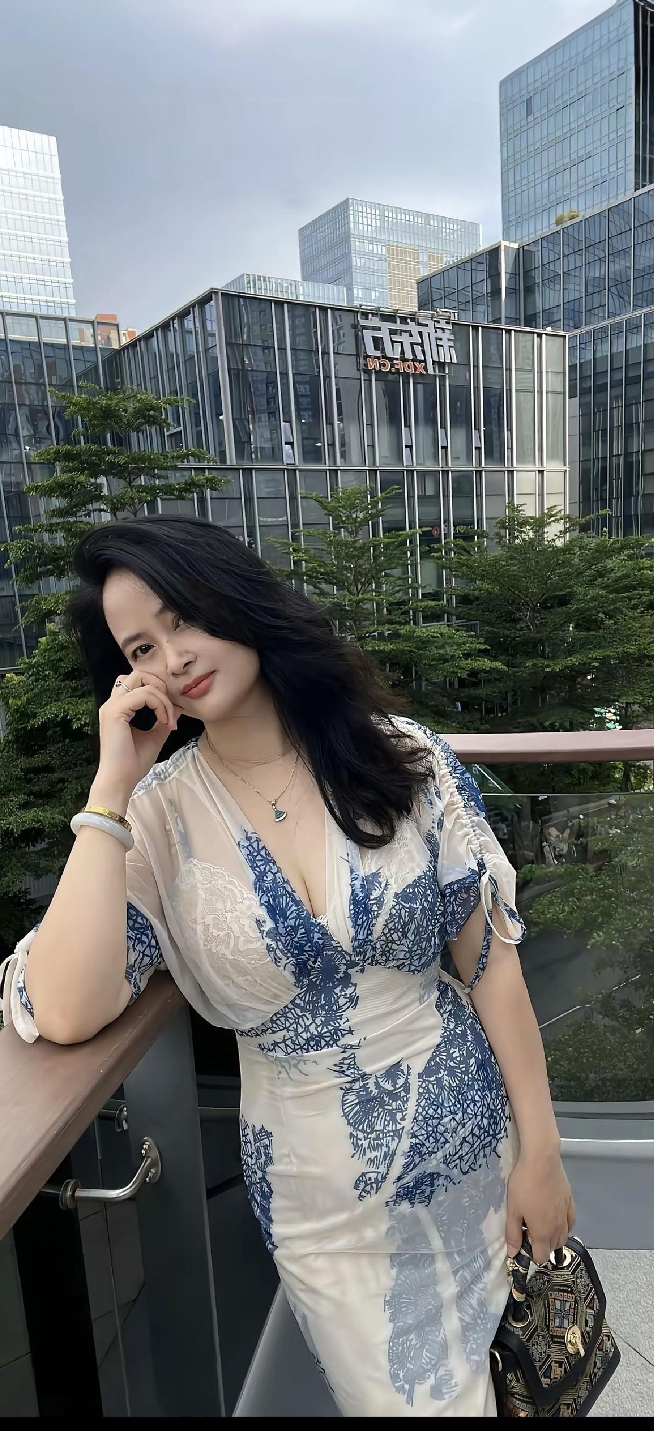 楼阁倚云开，佳人倚栏来。