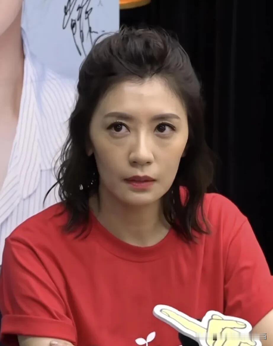 女神好美啊，即使有眼袋，皮肤松弛，也一样美的让你眼前一亮，毕竟是51岁的年龄，
