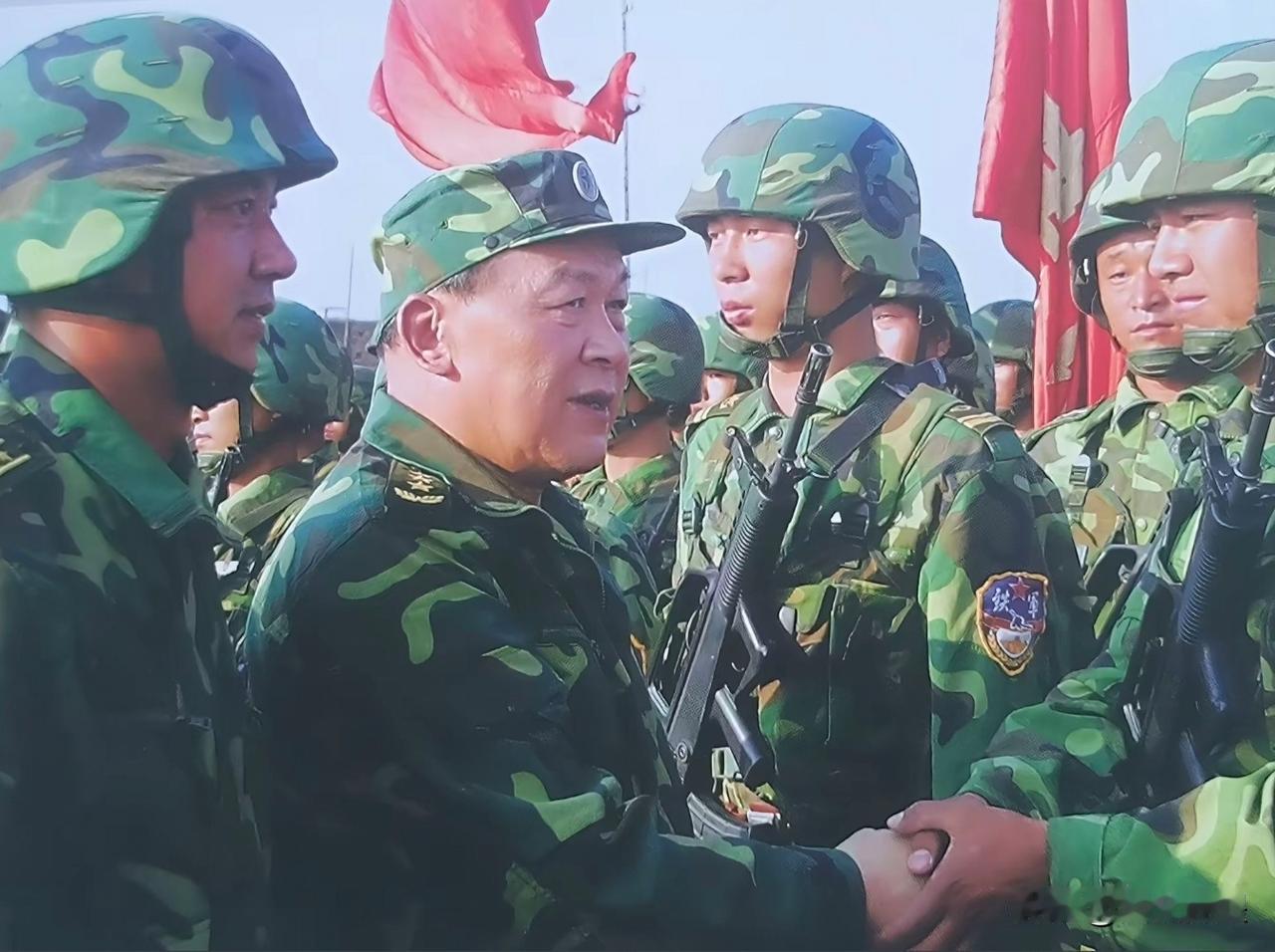 上过战场的和没上过战场的就是不一样：眼神是不一样的军人就该穿迷彩服，让人看的热