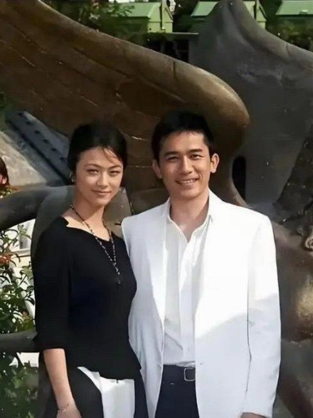刘嘉玲看到这照片，估计也会吃醋吧？那个时候大家都很年轻