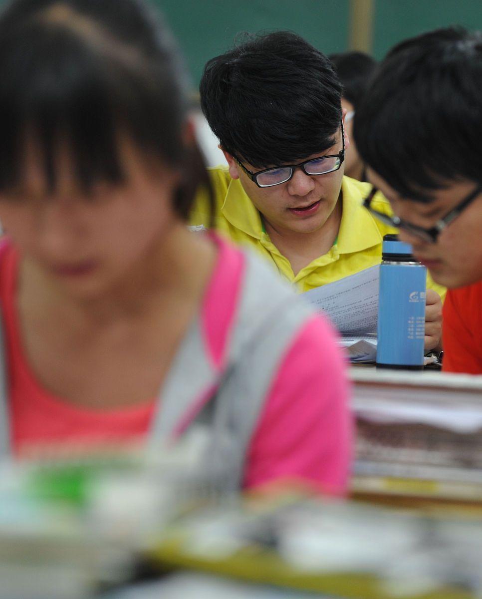 扎心了！很多孩子看着坐在书桌前刷题，其实早在内耗里掏空了精力，这“隐形消耗