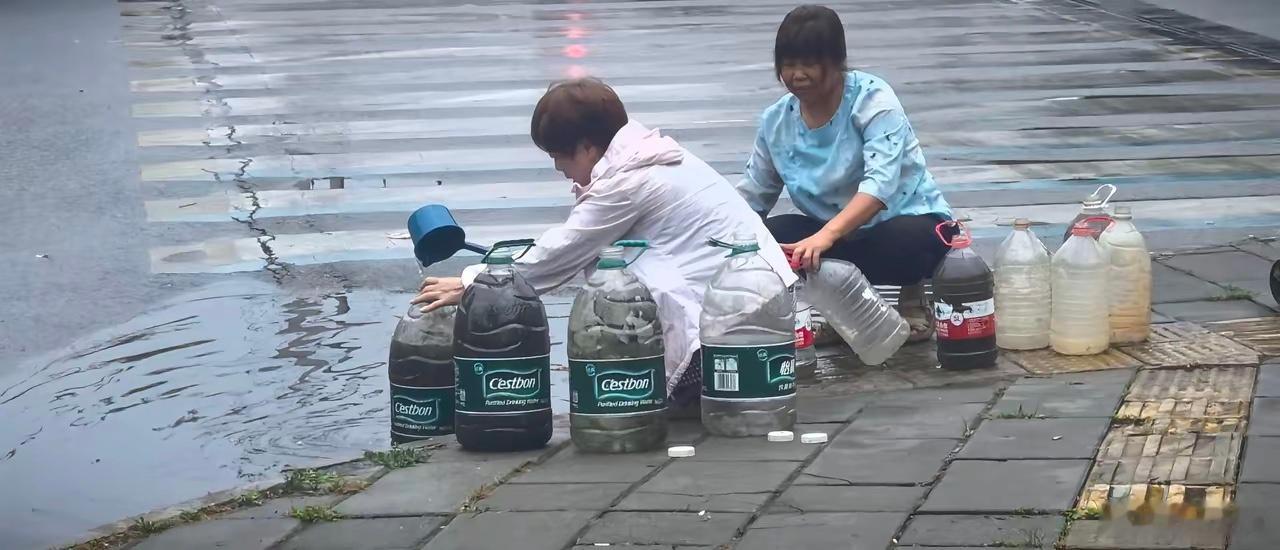 谁知道，雨后成都街头她们打路边的脏水干什么？